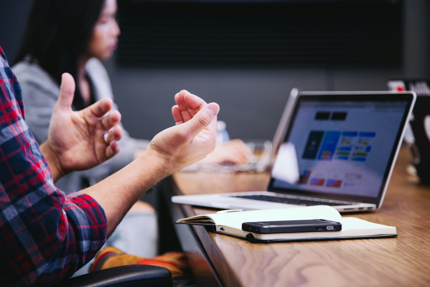 Des professionnels échangent autour d'un ordinateur portable pendant une réunion de travail
